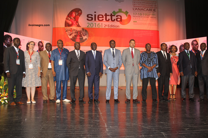 21/11/16 Bilan du SIETTA 2016, Belle russite : flicitation au Dr Adama Coulibaly DG du Conseil du Coton et de lAnacarde 
